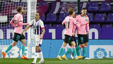 Đồng đội chia vui cùng Lenglet (bìa phải) sau khi anh ghi bàn thắng cho Barca