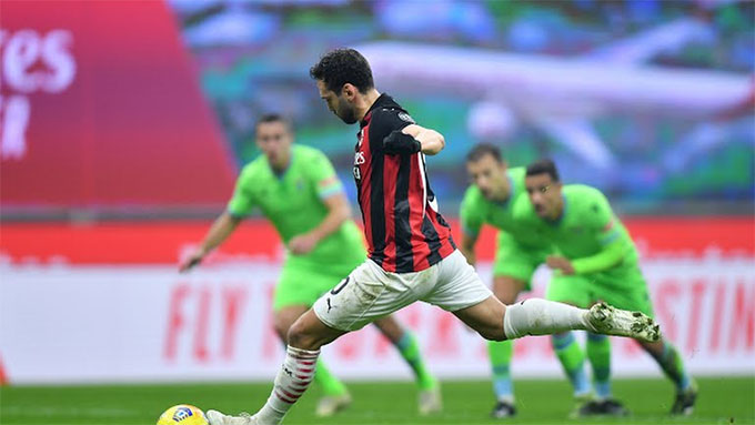 Calhanoglu đóng góp 1 bàn và 2 đường kiến tạo vào chiến thắng của Milan