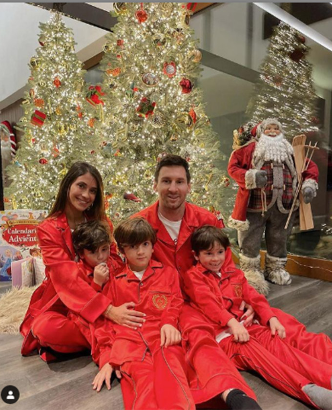 Antonela Roccuzzo - vợ của siêu sao Lionel Messi (Barcelona) đăng ảnh đón Giáng sinh bên chồng và những đứa con thân yêu. Cả nhà mặc "đồng phục" màu đỏ rực rỡ
