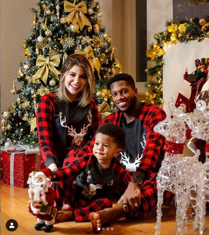 Trên trang Instagram cá nhân, Monique Salum - vợ của tiền vệ Fred (M.U) sớm khoe ảnh Giáng sinh bên chồng và con trai. Nhà Fred trang hoàng đón giáng sinh và năm mới từ rất sớm