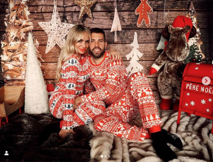 Cặp vợ chồng Romarey Ventura - Jordi Alba (Barcelona) khiến fan ngưỡng mộ với việc mặc áo đôi đón Giáng sinh