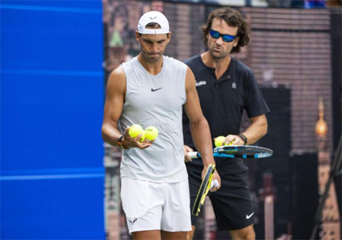 Nadal đang tập luyện ở học viện quần vợt mang tên mình trước khi dự Australian Open 2021