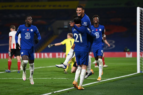 Thiago Silva (trên) ăn mừng bàn thắng đầu tiên trong màu áo Chelsea ở trận gặp Sheffield Utd