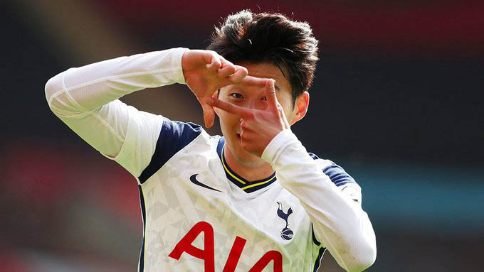 Son Heung-min (Tottenham, 90 triệu euro): Cầu thủ chạy cánh người Hàn Quốc chắc chắn là cái tên nổi bật nhất và đang là niềm tự hào ở châu Á khi tỏa sáng tại Tottenham và Ngoại hạng Anh. Cho tới thời điểm này của mùa giải 2020/21, Son đang có cả thảy 14 bàn và 7 kiến tạo sau 22 trận. Riêng ở mặt trận Ngoại hạng Anh, chàng trai này đang nằm trong nhóm thứ 2 (11 bàn) ở danh sách Vua phá lưới, kém người đẫn đầu là Mohamed Salah (Liverpool) đúng 2 pha lập công. Mới đây, Son giành giải bàn thắng đẹp nhất năm của FIFA (Puskas)