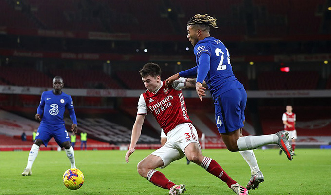 Tierney kiếm về quả penalty trong trận Arsenal vs Chelsea