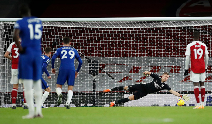 Leno cản phá quả penalty cuối trận Arsenal vs Chelsea