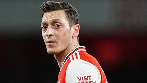 Cầu thủ Arsenal tranh cãi về việc đưa Oezil trở lại đội hình