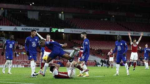Arsenal vs Chelsea: Neville 'kêu oan' cho quả phạt đền Reece James phải chịu