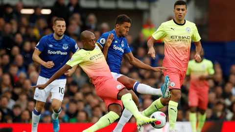 Fernandinho (áo sáng, bên trái) và đồng đội đủ sức lấy điểm trên sân của Everton