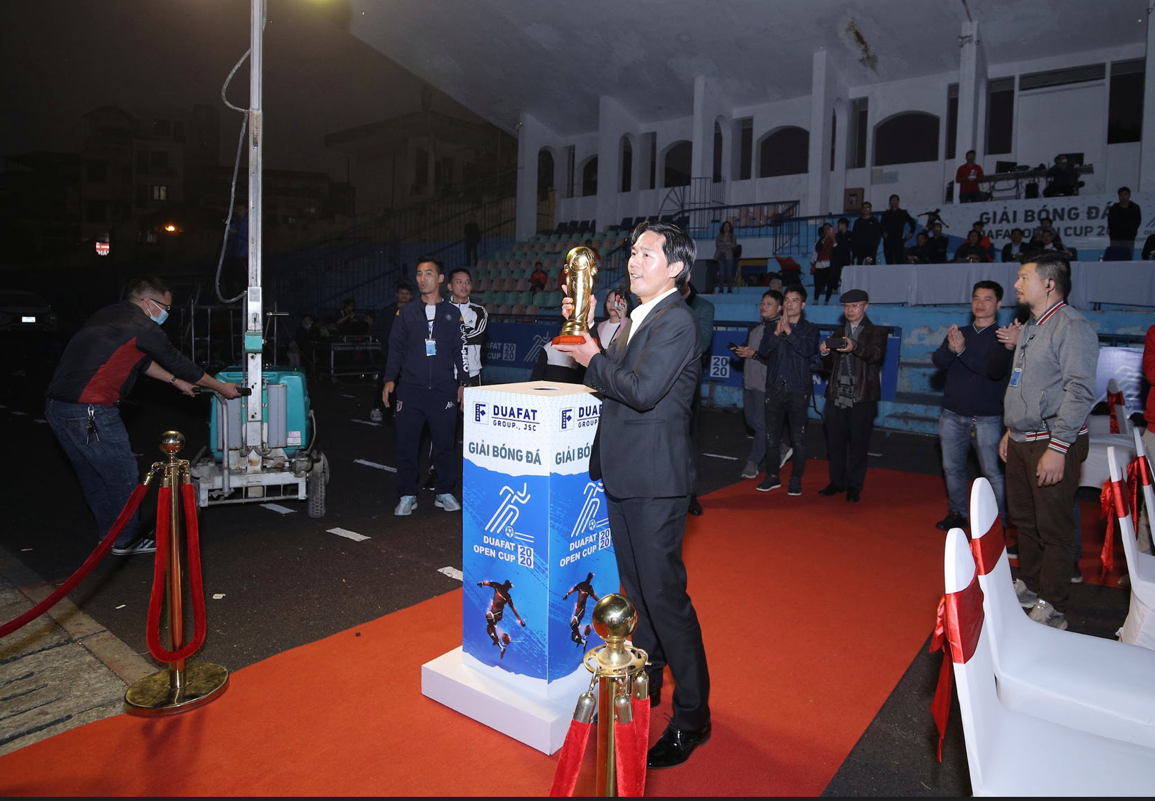 Cúp vàng danh giá của Duafat Open được trao cho Xi măng Xuân Thành 