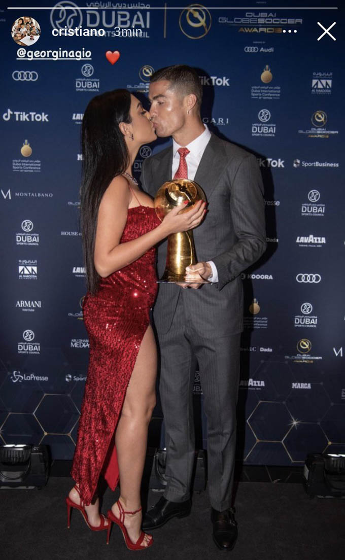 Cristiano Ronaldo xuất sắc vượt qua các ứng viên để giành giải "Cầu thủ xuất sắc nhất thế kỷ" tại lễ trao giải Globe Soccer Awards 2020