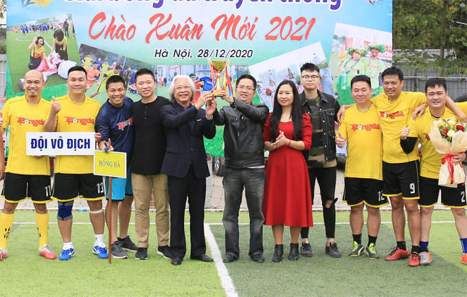 Đội Hồng Hà giành chức vô địch giải bóng đá chào Xuân 2021