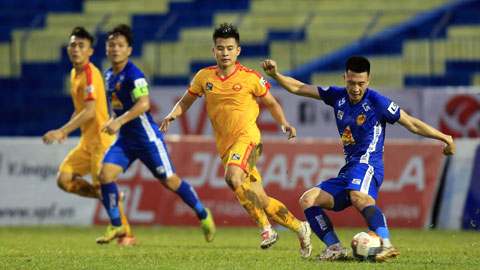 Huy Hùng (phải) trong màu áo Quảng Nam FC ở mùa giải 2020	Ảnh: MINH TUẤN