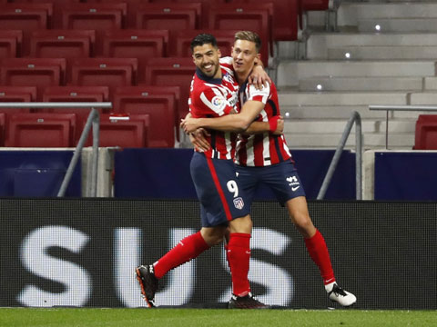Suarez (trái) ăn mừng bàn thắng cho Atletico