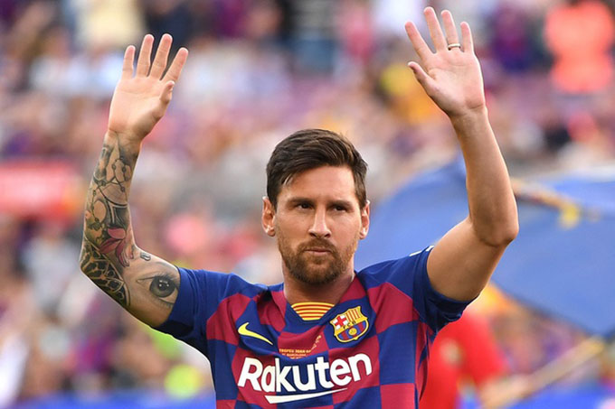 10. Lionel Messi rời Barca: Messi chỉ còn 6 tháng hợp đồng với Barca và việc đàm phán giữa các bên đang trì trệ. Lúc này, Messi được phép nói chuyện với các đội bóng khác. Có vô số CLB sẵn sàng mời Messi với mức đãi ngộ ngất ngưởng