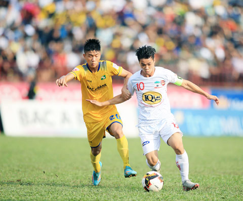 Công Phượng (phải) và đồng đội đang được tạo mọi điều kiện để có thứ hạng cao ở V.League	Ảnh: Minh Tuấn 