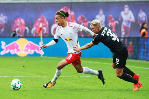 Poulsen (trước) sẽ ghi bàn giúp Leipzig thắng Stuttgart ngay trên sân của đối thủ