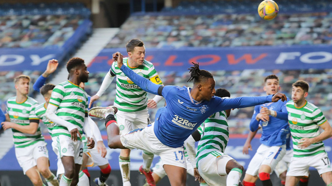 Đội trưởng Callum McGregor phản lưới nhà đáng tiếc khiến Celtic tay trắng rời sân của Rangers