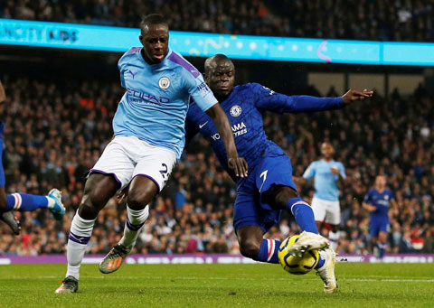 Chelsea và Man City (áo sáng) nhiều khả năng bất phân thắng bại trong trận đại chiến tại Stamford Bridge