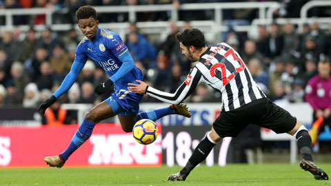 Newcastle khó đứng vững trước sức công phá của Leicester (trái)