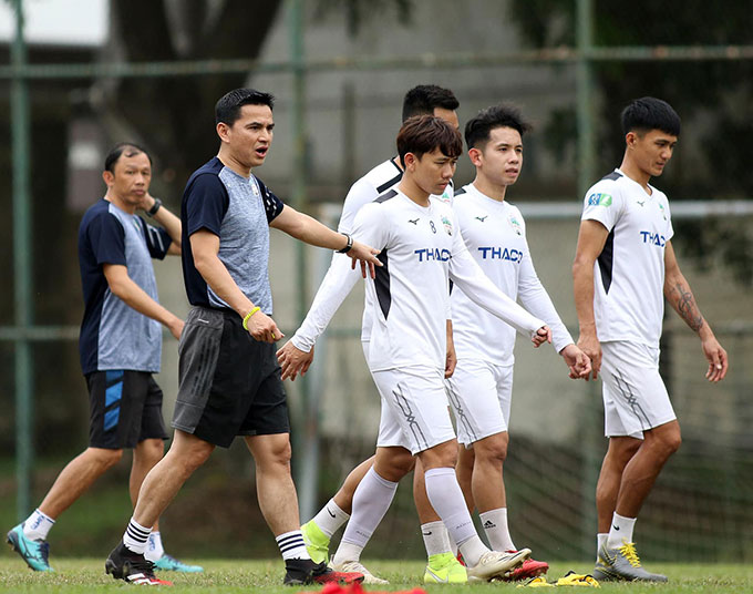 Ông nói thêm: ""HAGL có nhiều tuyển thủ quốc gia, cũng giống như đội tuyển Việt Nam thu nhỏ. 10 năm rồi không có thứ hạng cao lắm, tôi muốn giúp HAGL có thứ hạng cao"