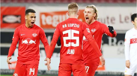 Đồng đội ăn mừng bàn thắng duy nhất trận đấu của Olmo giúp Leipzig đánh bại Stuttgart