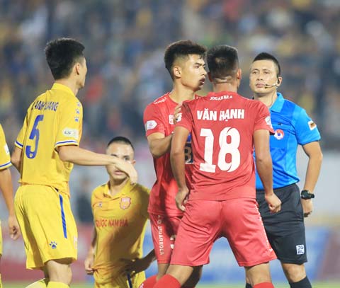 Trọng tài bị cầu thủ phản ứng trong trận Nam Định - Hải Phòng tại V.League 2020 - Ảnh: Minh Tuấn