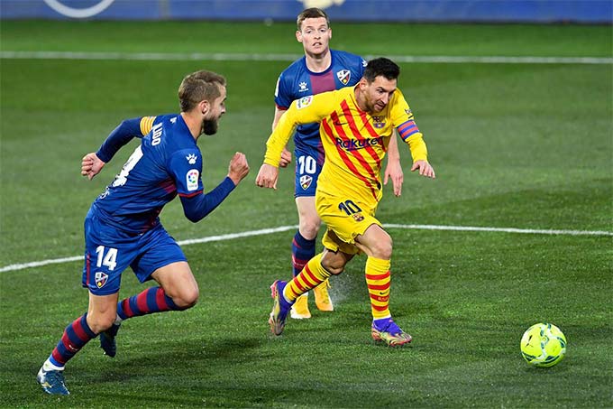 Messi rất vô duyên trong trận Huesca vs Barca
