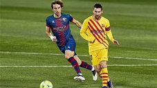 Pha vô lê siêu tệ của Messi trận gặp Huesca