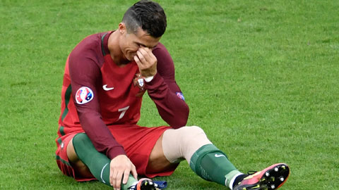Ronaldo bật khóc vì bị đau ở trận chung kết EURO 2016