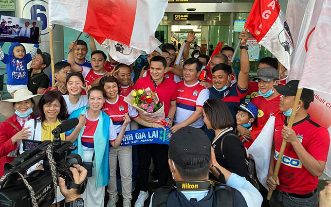 Rất đông người hâm mộ đã chờ sẵn bên ngoài sân bay, mang theo băng rôn và hoa để chào mừng Kiatisak Senamuang trở lại phố núi.