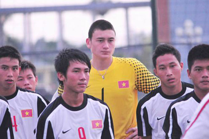 Văn Lâm từng được HLV Triệu Quang Hà gọi lên U19 Việt Nam dự Vòng chung kết U19 Đông Nam Á 2011. Khi đó, Lâm 