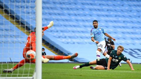 Mahrez (áo sáng) sẽ ghi bàn để giúp Man City vượt qua đối thủ