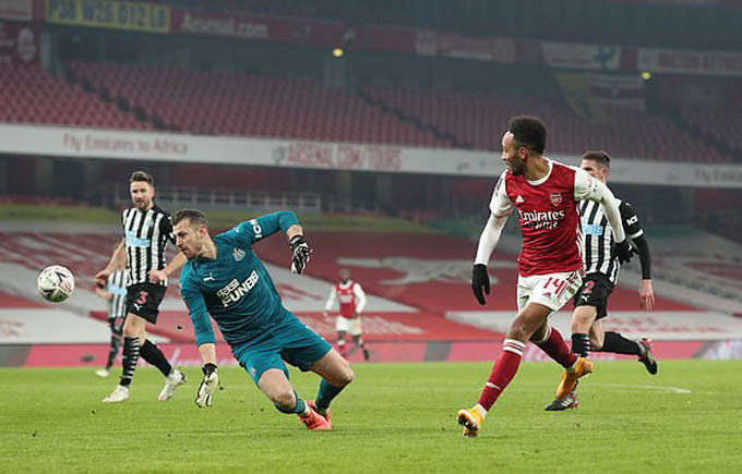 Aubameyang ghi bàn trong chiến thắng 2-0 của Arsenal trước Newcastle