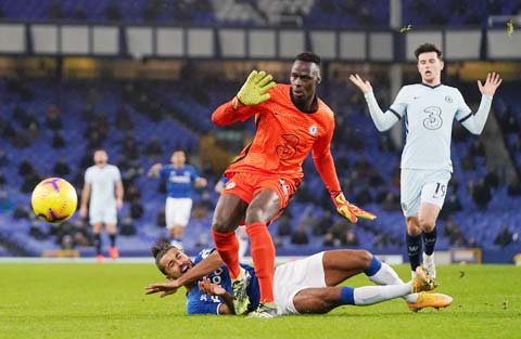 Tình huống Mendy mắc lỗi, khiến Chelsea bị phạt penalty trong trận thua Everton 0-1 ở vòng 12
