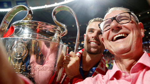 Henderson và bố hạnh phúc với chiếc cúp Champions League 2018/19 của Liverpool 