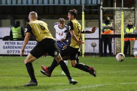 Alfie Devine ghi bàn ấn định tỷ số 5-0 cho Tottenham trước Marine