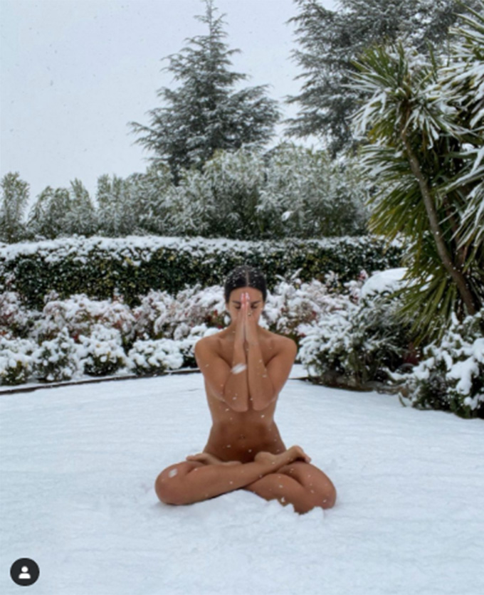 Siêu mẫu Cristina Pedroche khiến tất cả phải ngỡ ngàng khi khỏa thân ngồi trên tuyết. Nhiều người cảm thấy xót xa khi nhìn thấy tấm hình của cô đăng trên Instagram. Tuy nhiên theo Cristina thì đây là trải nghiệm tuyệt vời mà không mấy khi có được