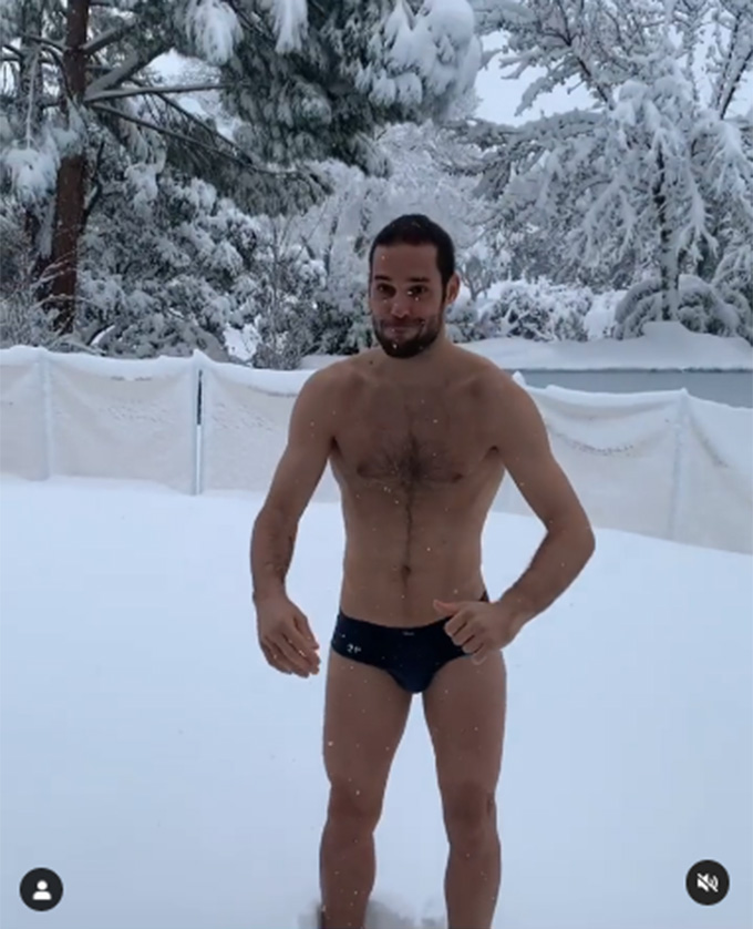 Mario Suarez: Tiền vệ thuộc biên chế Rayo Vallecano hào hứng với thử thách ngã vào tuyết khi trên người chỉ mặc mỗi một chiếc quần lót