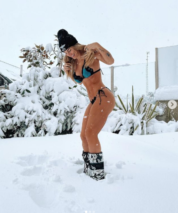 Vikika Costa: Người mẫu nổi tiếng với vẻ đẹp về hình thể khiến người thổn thức khi mặc bộ bikini mỏng manh lúc vui đùa trên tuyết