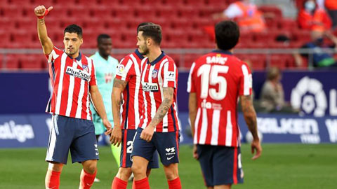 Suarez (trái) cùng đồng đội vẫn đang đứng trên ngôi đầu La Liga
