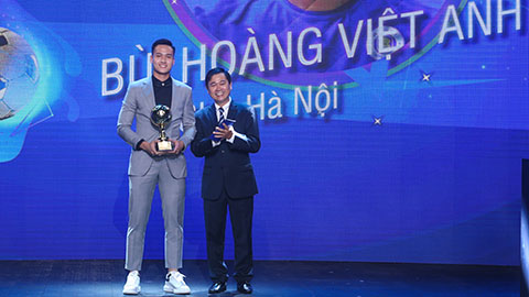 Hậu vệ Việt Anh giành danh hiệu Cầu thủ trẻ nam xuất sắc nhất