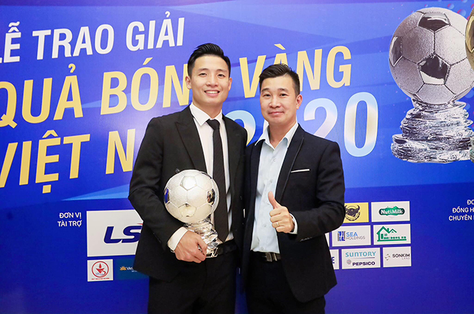 Bùi Tiến Dũng và ông Trần Văn Hoàn, giám đốc điều hành của công ty CP Sport