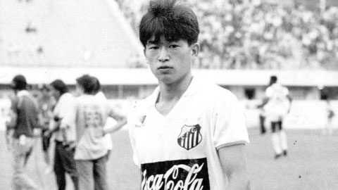 Miura từng khoác áo Santos và có 3 bàn sau 11 trận