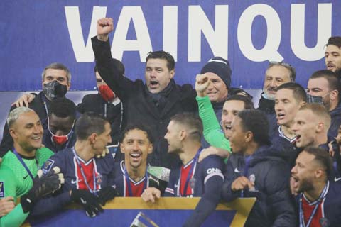 HLV Mauricio Pochettino (giữa) và các học trò ở PSG ăn mừng chức vô địch Siêu Cúp Pháp 2020