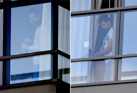 Djokovic nhìn qua cửa sổ phòng khách sạn Majestic trong ngày đầu cách ly