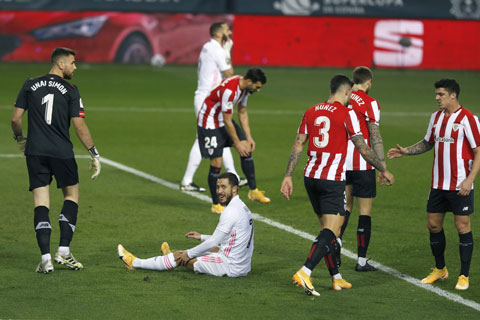 Hazard (áo sáng) gây thất vọng trong 67 phút đối đầu Bilbao