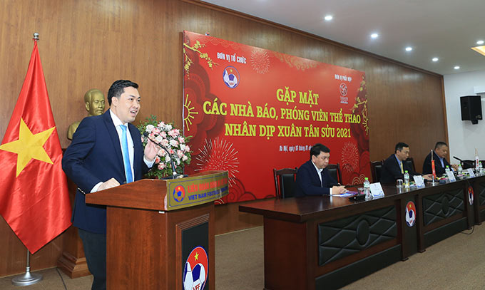 Phó Chủ tịch VFF - Cao Văn Chóng nói VFF rất vui mừng và cảm ơn sự đồng hành của các nhà báo đã không quản ngại xa xôi, khó khăn để có mặt tại các sân đấu và đưa tin, góp phần đưa hình ảnh bóng đá Việt Nam tới quốc tế và được bạn bè khu vực,
