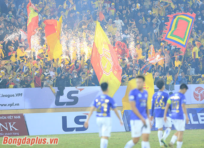 Sân Thiên Trường liên tục ăn mừng trước bàn thắng của đội nhà 