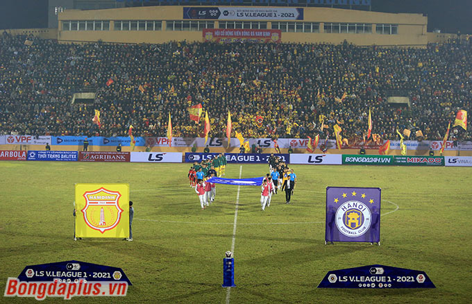 Trận khai mạc V.League 2021 giữa Nam Định và Hà Nội diễn ra dưới sự cổ vũ của đông đảo khán giả trên sân Thiên Trường
